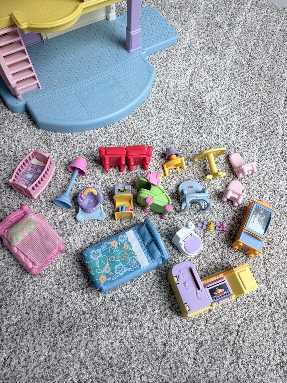 Vintage 2005 Fisher Price My First Dollhouse with Furniture & Dolls - Picture 2 of 16